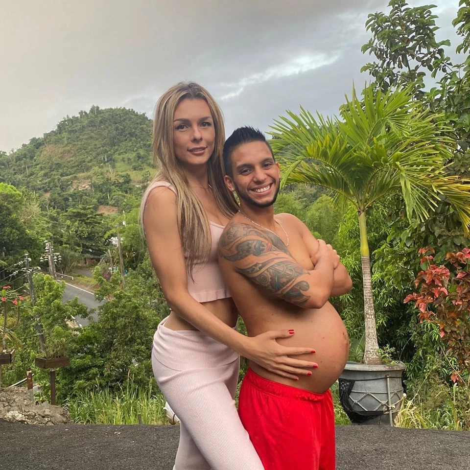 Una modelo transgénero colombiana, cuyo esposo nació como mujer y está esperando su bebé, comparte una tierna foto de ella besando su pancita a los ocho meses de embarazo.